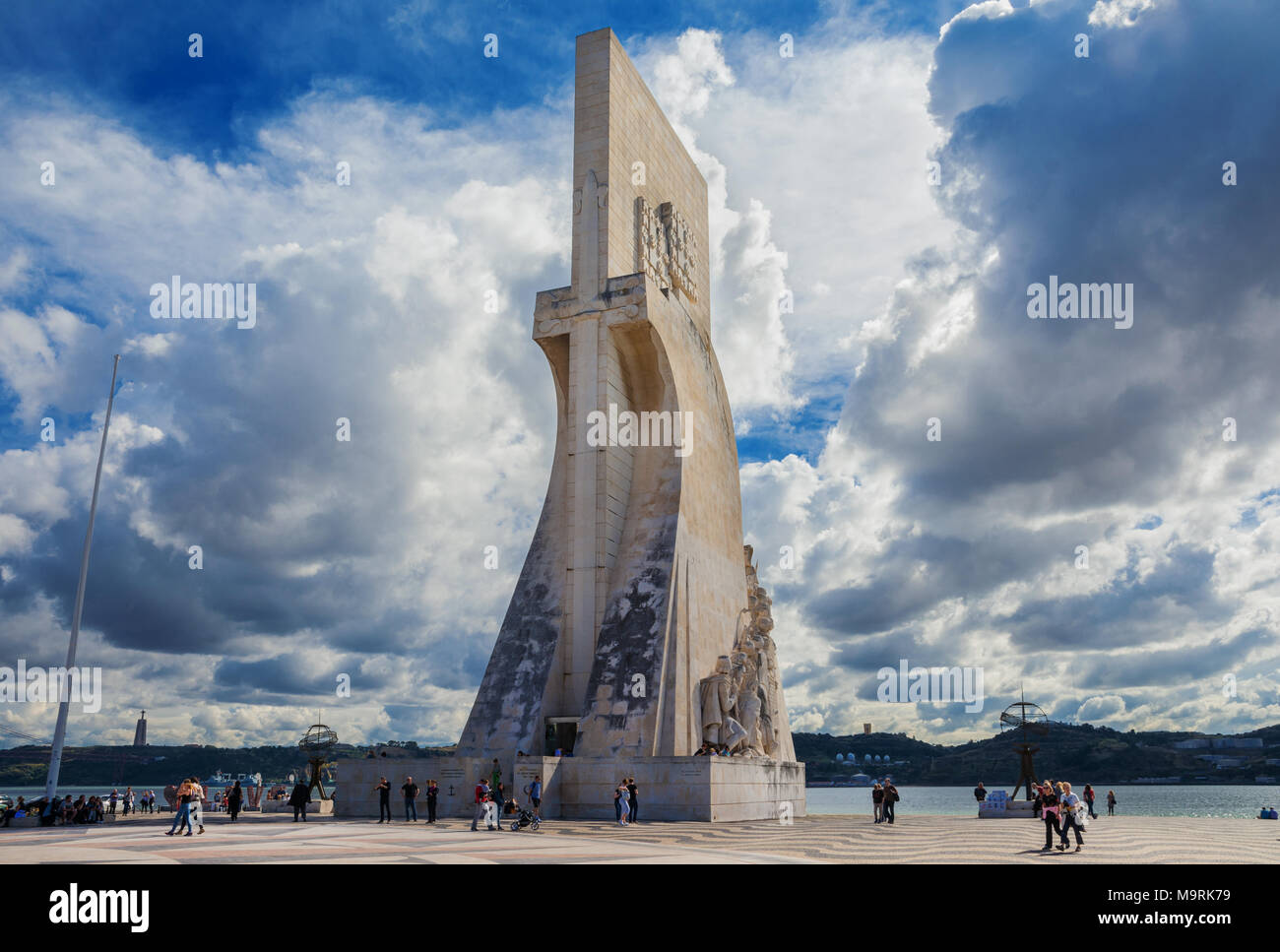 Touristen besuchen Monument der Entdeckungen entlang des Tejo in der Nähe von Lissabon Stockfoto