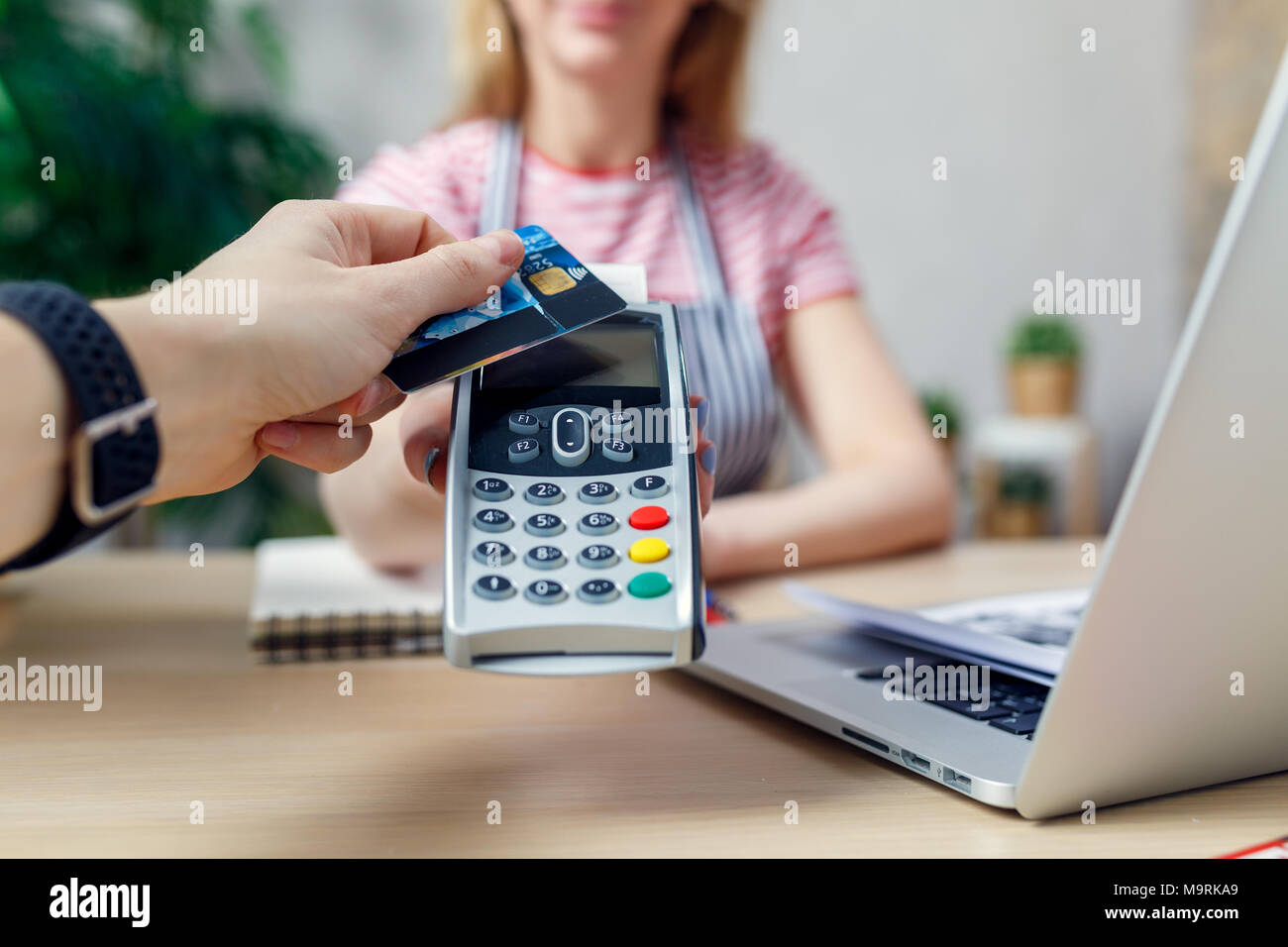 Mobile Payment PayPass in Blumen Shop. Stockfoto