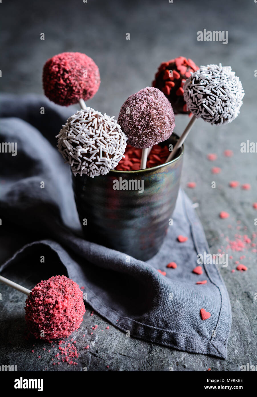 Köstliche Schokolade Kuchen pops dekoriert mit roten und weißen besprüht Stockfoto