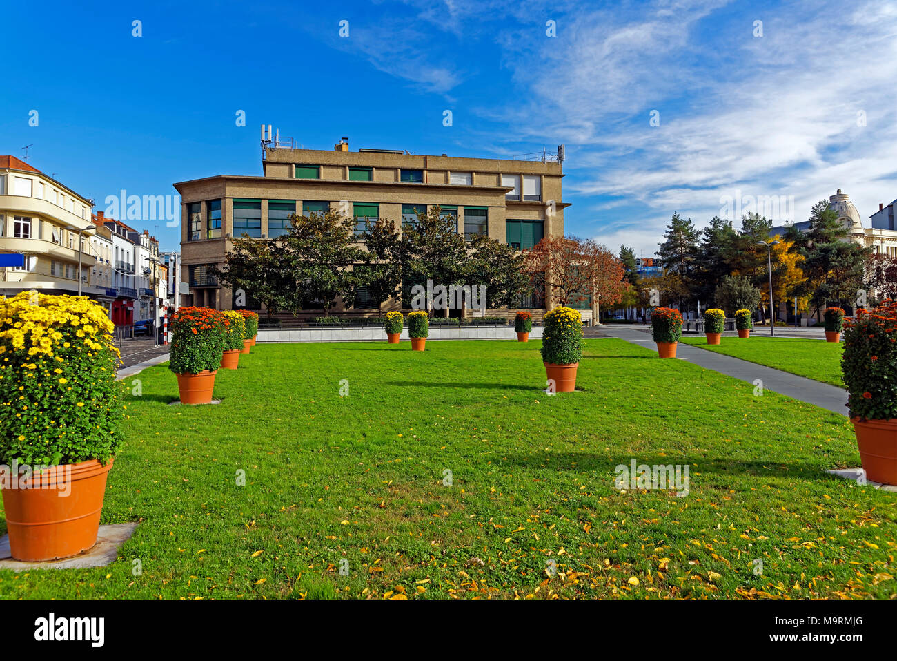 Europa, Frankreich, Auvergne, Vichy, Place Charles de Gaulle, Charles de Gaulle, Blumentöpfe, Post, Postbank, Architektur, Bäume, Gebäude, Planen Stockfoto