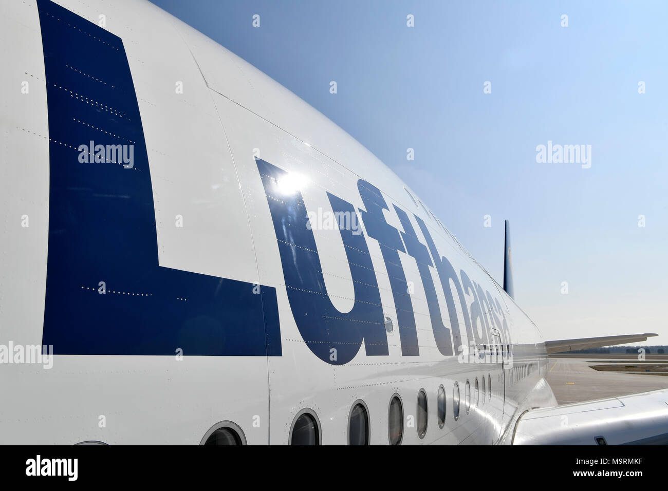 Lufthansa, Airbus A380-800, A380, 800, Flughafen, München, Roll-, In-, Out, Start, der Nehmen, Terminal 1, Terminal 2, Turm, Satellit, drücken zurück Lkw, MUC, Stockfoto