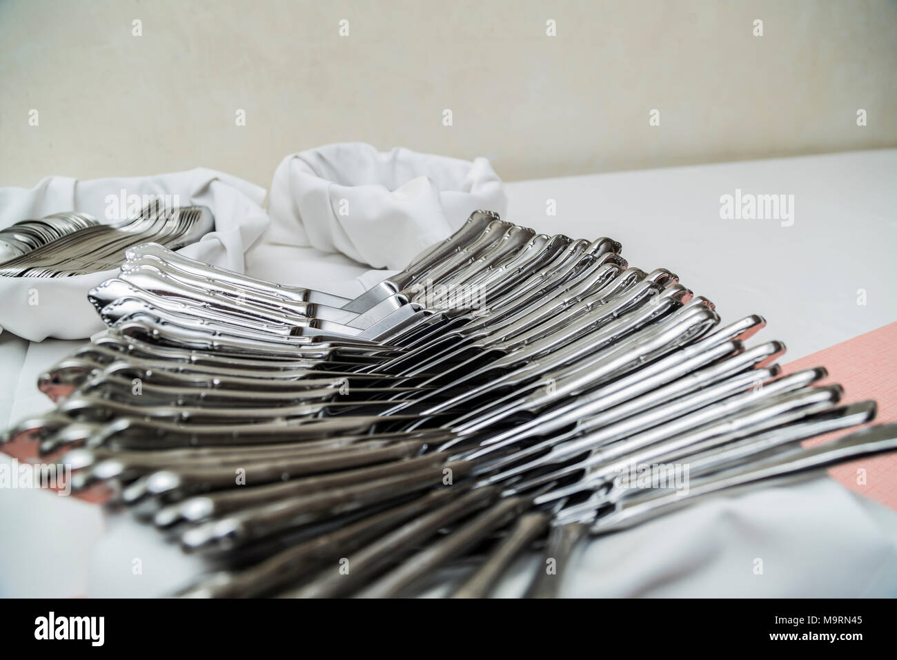 Viele weiße Metall sauber, Messer und Löffel auf dem Tisch Stockfoto