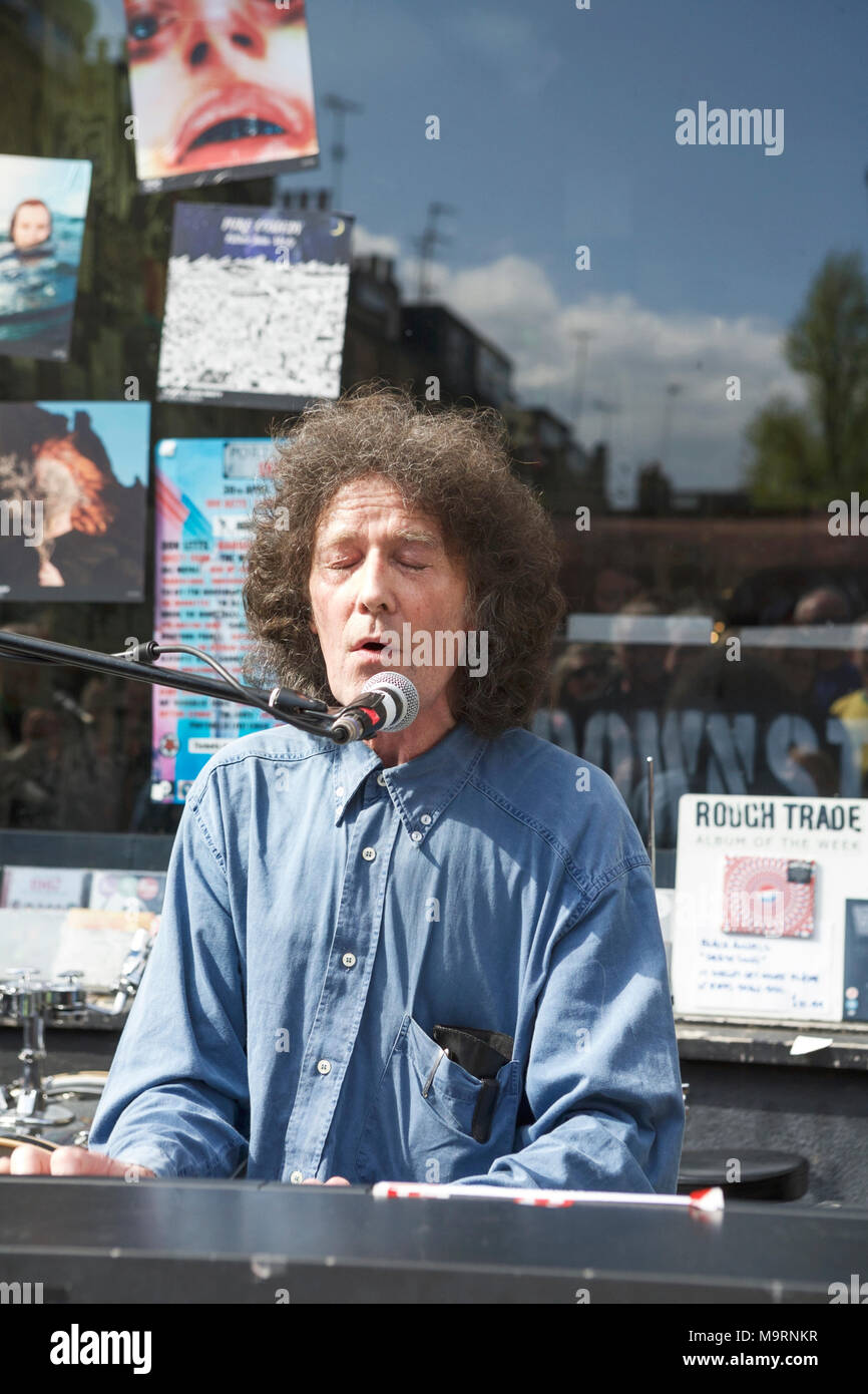 Gilbert O'Sullivan, Irischer Musiker, Sänger und Songwriter, die außerhalb einer Rough Trade London Record Shop, auf Record Store Day London, UK. Stockfoto