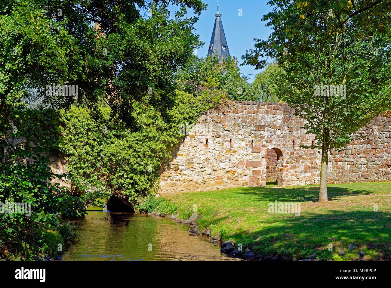 Europa, Frankreich, Rhein, Bas (Elsass), das Weiße Schloss, Wissembourg, Boulevard Clemenceau, Graben, Loch, Grün, Stadtmauer, Fluss, nichts aber Stockfoto