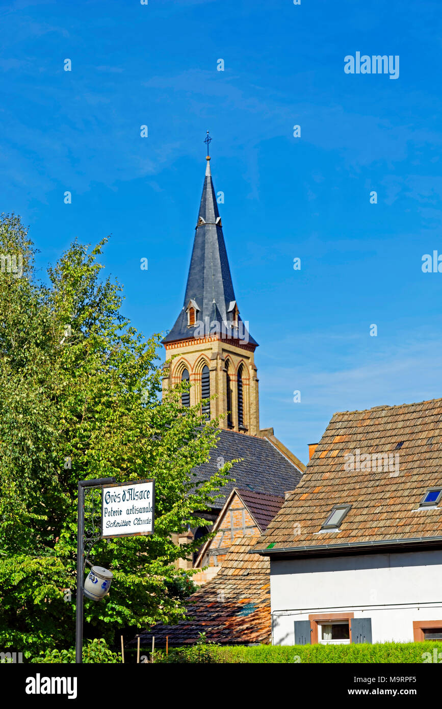 Europa, Frankreich, Rhein, Bas (Elsass), Dorf Betsch, Rue des Potiers, Typenschild, Poterie, Keramik, Kirche, Eglise Saint Jean, Architektur, b Stockfoto