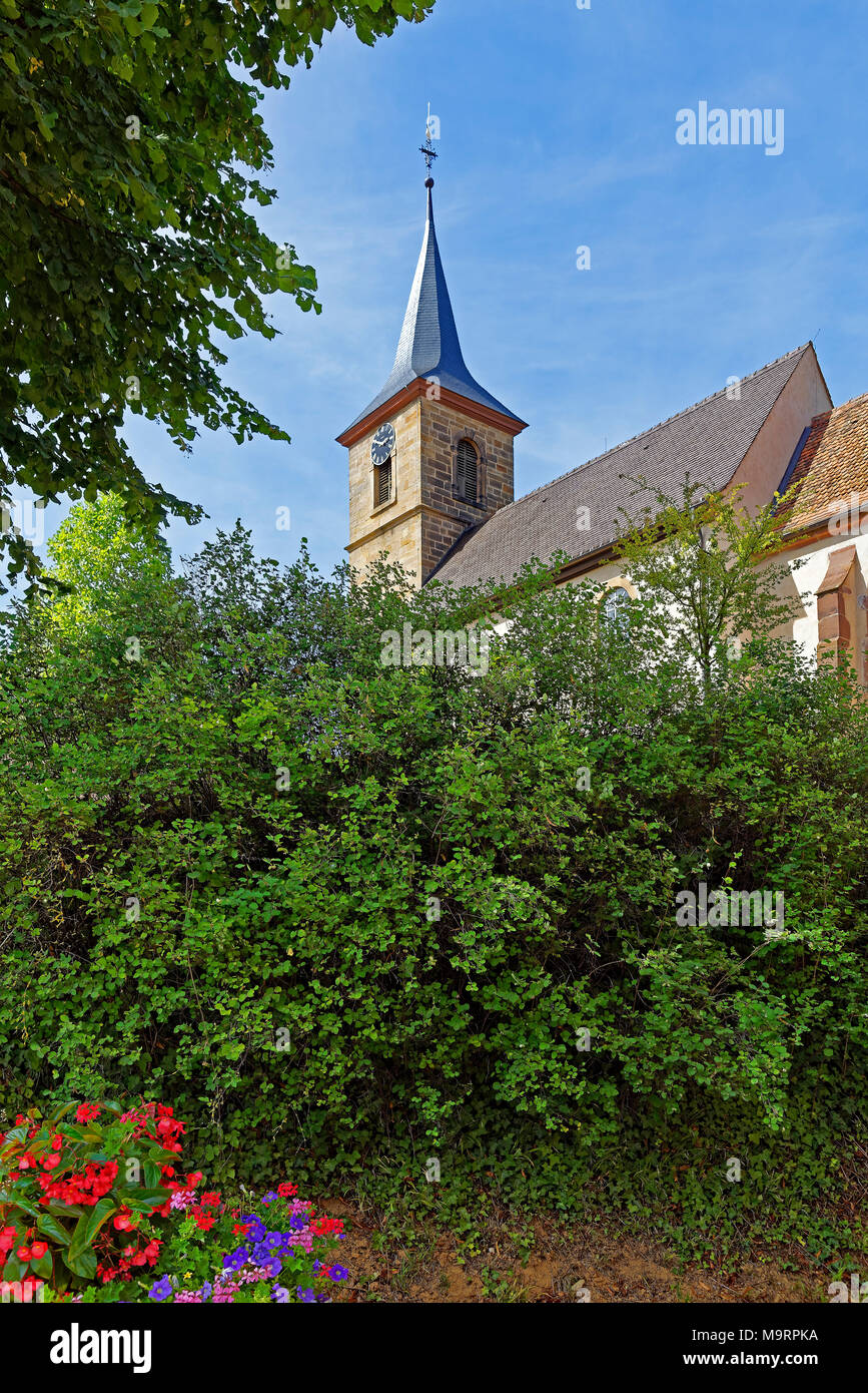 Europa, Frankreich, Rhein, Bas (Elsass), Soultz-sous-Forêts, Rue Principale Hohwiller, Kirche, Eglise, Saint Jean-Baptiste, Architektur, Bäume, flowe Stockfoto