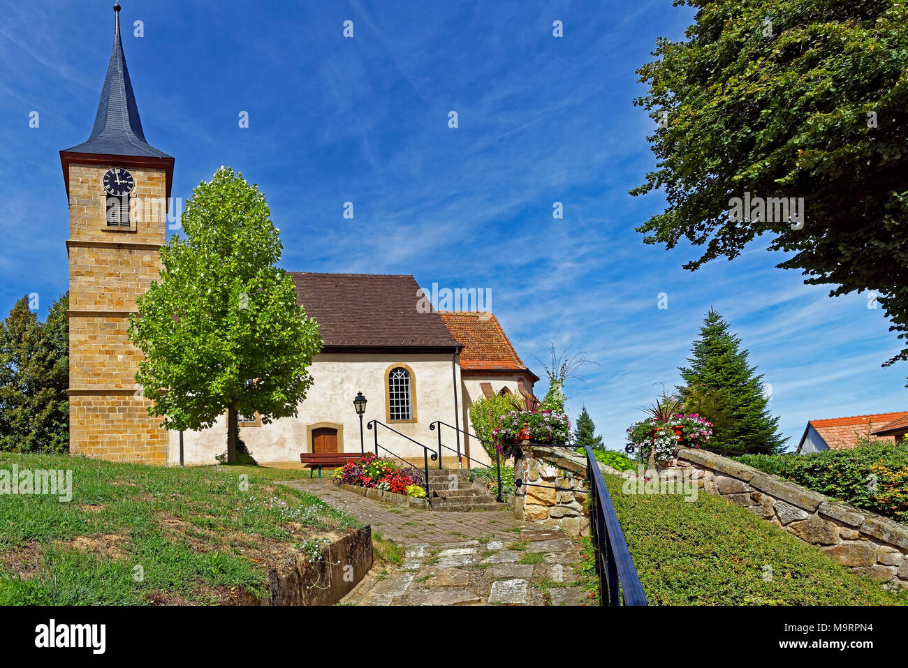 Europa, Frankreich, Rhein, Bas (Elsass), Soultz-sous-Forêts, Rue Principale Hohwiller, Kirchgarten, Kirche, Eglise, Saint Jean-Baptiste, Architektur, Stockfoto