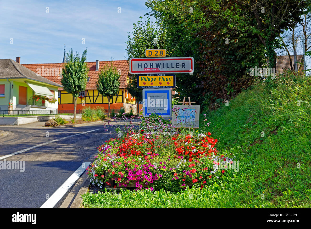 Europa, Frankreich, Rhein, Bas (Elsass), Soultz-sous-Forêts, Rue Principale Hohwiller, Blumenbeet, lokale Zeichen, street view, Pflanzen, Sehenswürdigkeit, Stockfoto