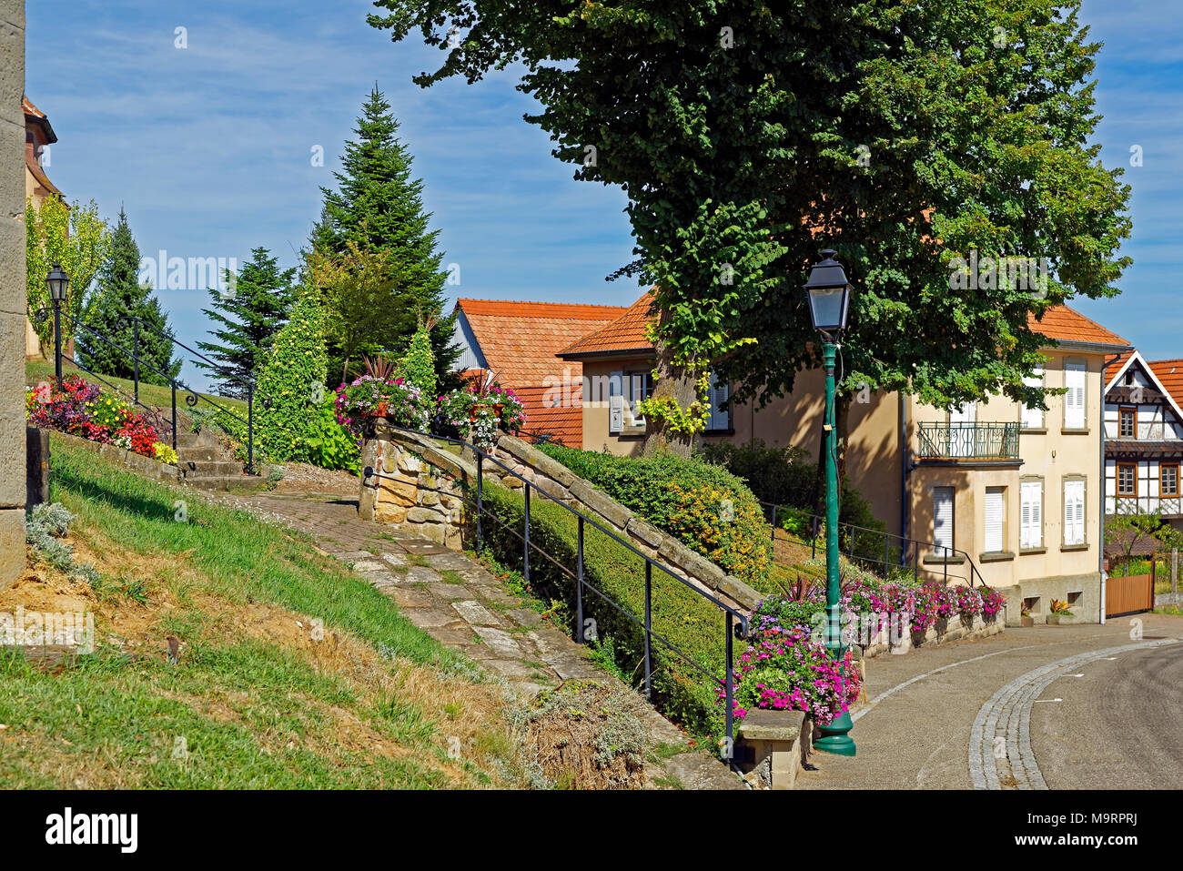 Europa, Frankreich, Rhein, Bas (Elsass), Soultz-sous-Forêts, Rue Principale Hohwiller, Kirchgarten, Kirche, Eglise, Saint Jean-Baptiste, Architektur, Stockfoto