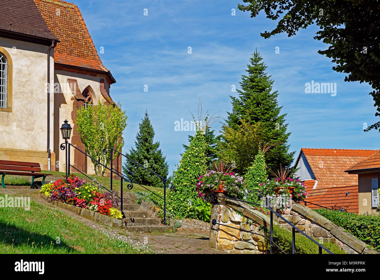 Europa, Frankreich, Rhein, Bas (Elsass), Soultz-sous-Forêts, Rue Principale Hohwiller, Kirchgarten, Kirche, Eglise, Saint Jean-Baptiste, Architektur, Stockfoto