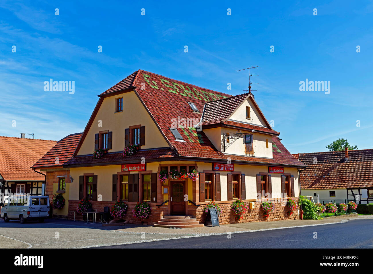 Europa, Frankreich, Rhein, Bas (Elsass), Soultz-sous-Forêts, Rue Principale Hohwiller, Restaurant, Wiese Boeuf, Pflanzen, Blumen, Gebäude, Architekt Stockfoto