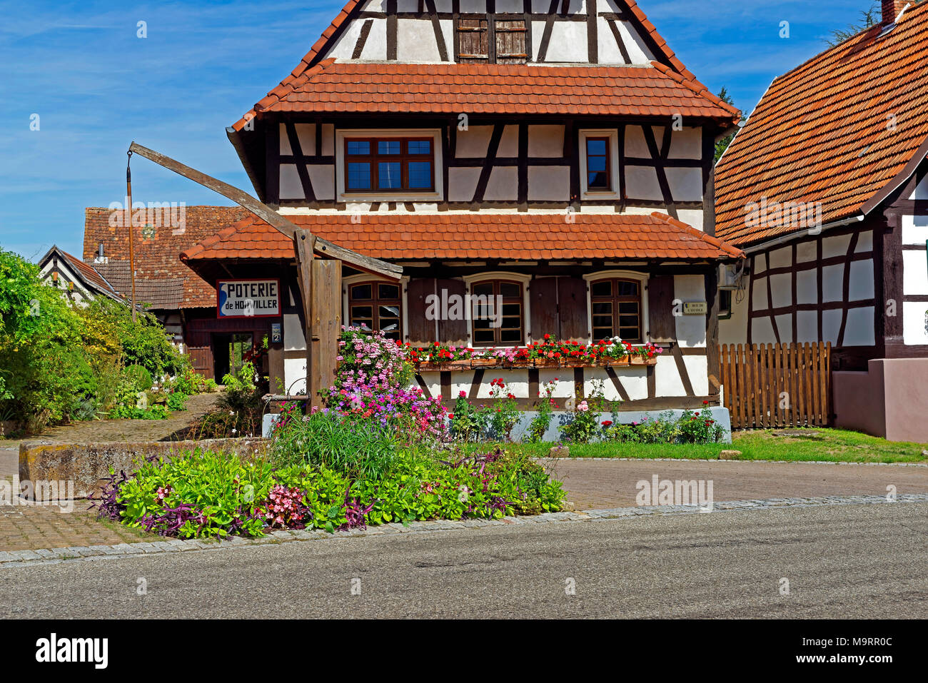 Europa, Frankreich, Rhein, Bas (Elsass), Soultz-sous-Forêts, Rue Principale Hohwiller, Gebäude, gut, Blumen, historisch, Poterie, Keramik, Pflanzen Stockfoto
