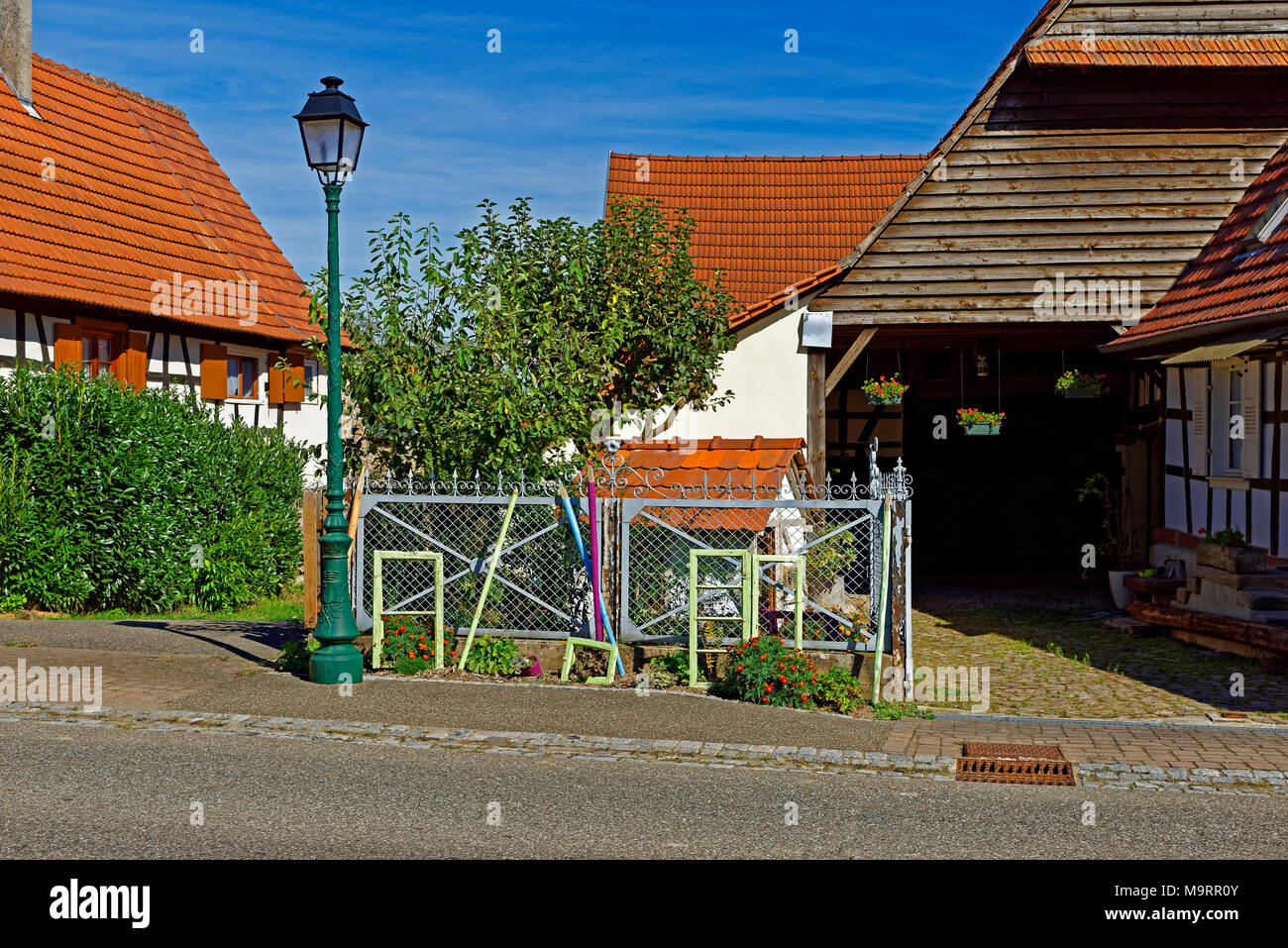 Europa, Frankreich, Rhein, Bas (Elsass), Soultz-sous-Forêts, Rue Principale Hohwiller, Blume, Rabatte, Dekoration, Kunstwerk, Pflanzen, Blumen, Bu Stockfoto