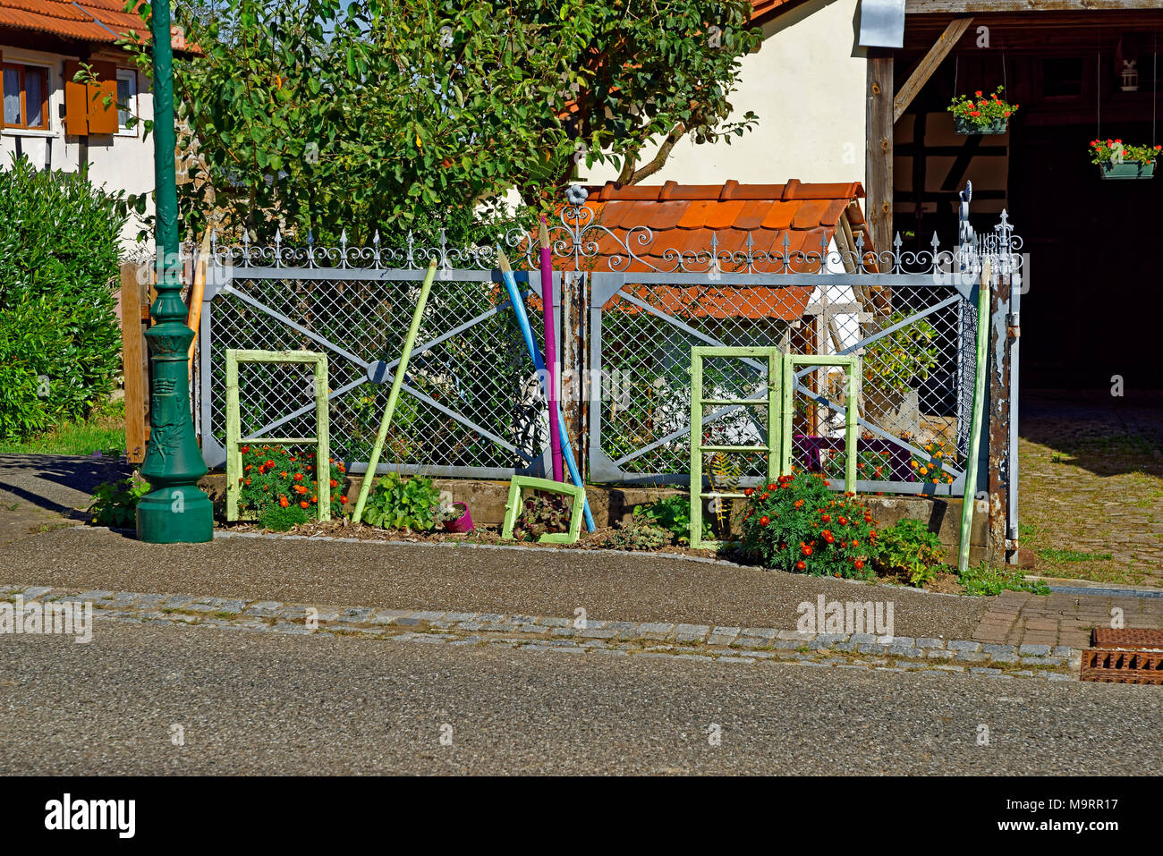 Europa, Frankreich, Rhein, Bas (Elsass), Soultz-sous-Forêts, Rue Principale Hohwiller, Blume, Rabatte, Dekoration, Kunstwerk, Pflanzen, Blumen, Bu Stockfoto