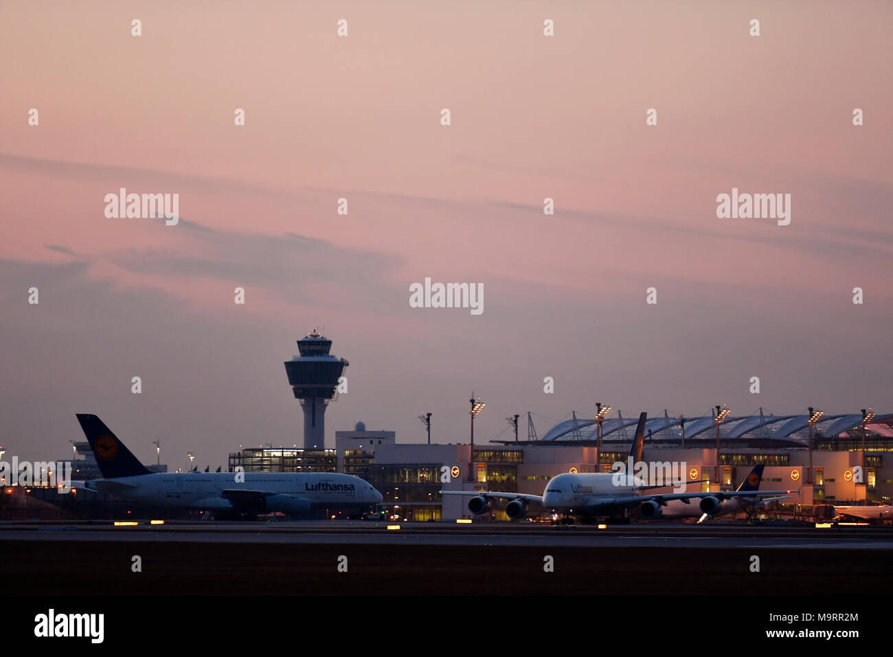 Lufthansa, Airbus A380-800, A380, 800, Flughafen, München, Roll-, In-, Out, Start, der Nehmen, Terminal 1, Terminal 2, Turm, Satellit, drücken zurück Lkw, MUC, Stockfoto