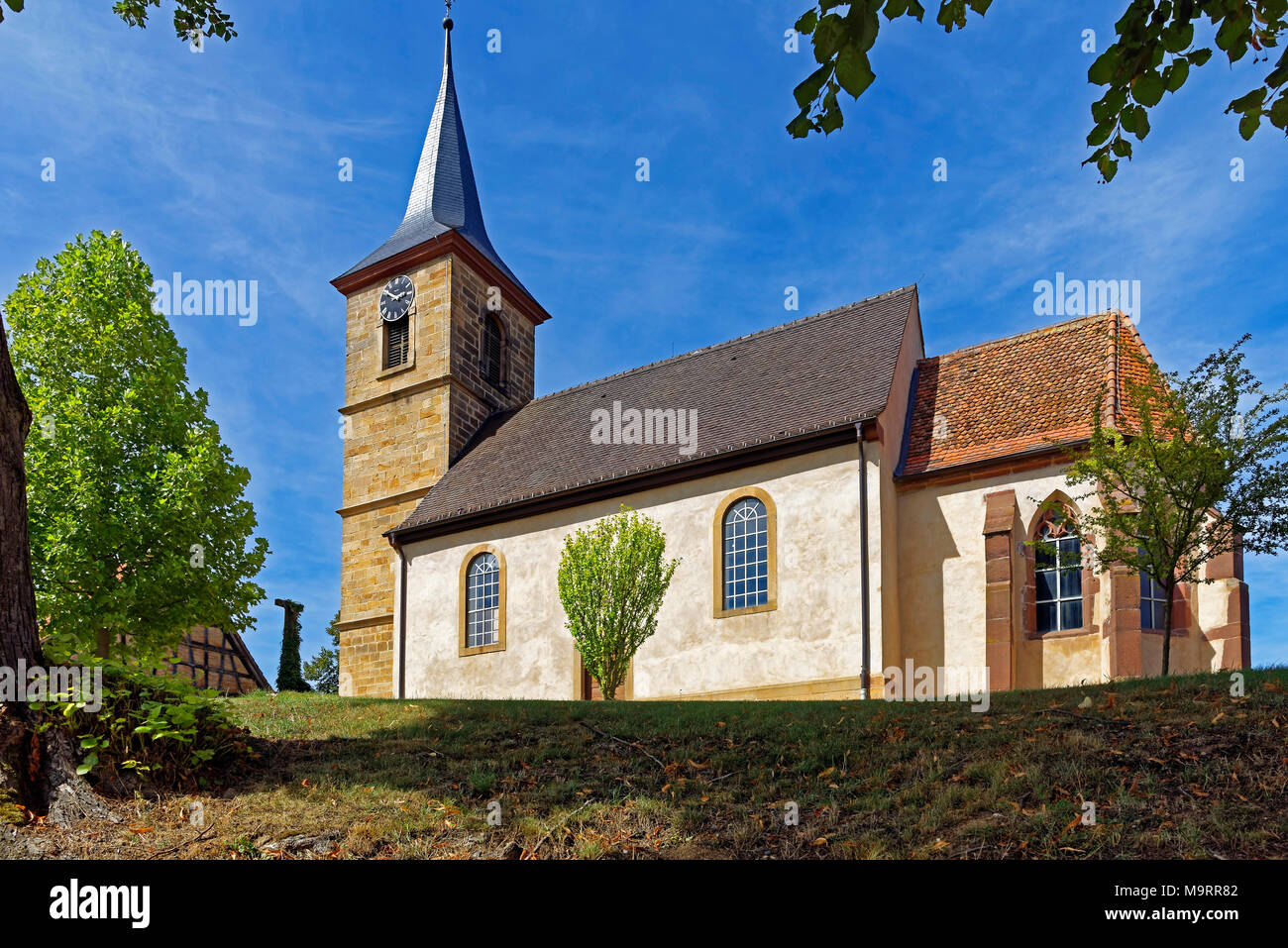 Europa, Frankreich, Rhein, Bas (Elsass), Soultz-sous-Forêts, Rue Principale Hohwiller, Kirche, Eglise, Saint Jean-Baptiste, Architektur, Bäume, bauen Stockfoto