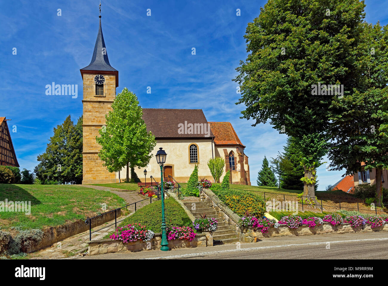 Europa, Frankreich, Rhein, Bas (Elsass), Soultz-sous-Forêts, Rue Principale Hohwiller, Kirchgarten, Kirche, Eglise, Saint Jean-Baptiste, Architektur, Stockfoto