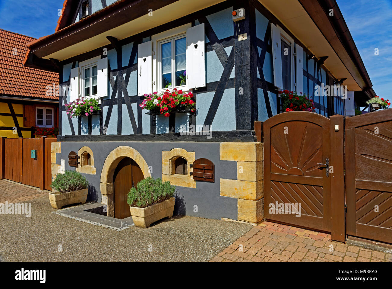 Europa, Frankreich, Rhein, Bas (Elsass), Soultz-sous-Forêts, Rue Principale Hohwiller, Fachwerkhaus, Architektur, Gebäude, Pflanzen, Ort der i Stockfoto