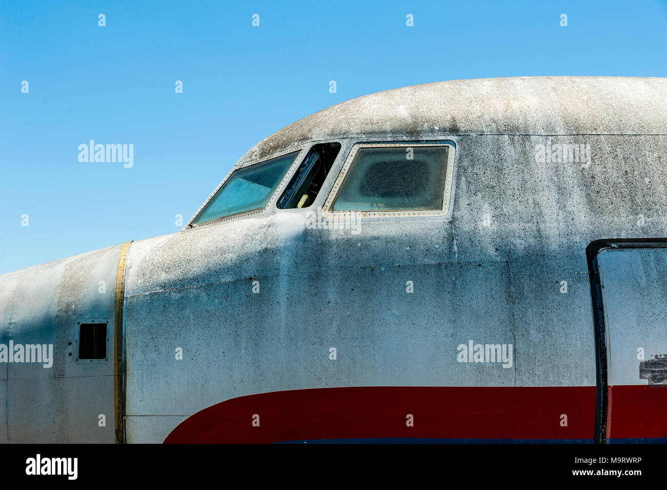 Natur über die verlassenen Fairchild Flugzeuge von CATA Linea Aerea am Moron Flughafen in Buenos Aires, Cockpit detail Stockfoto