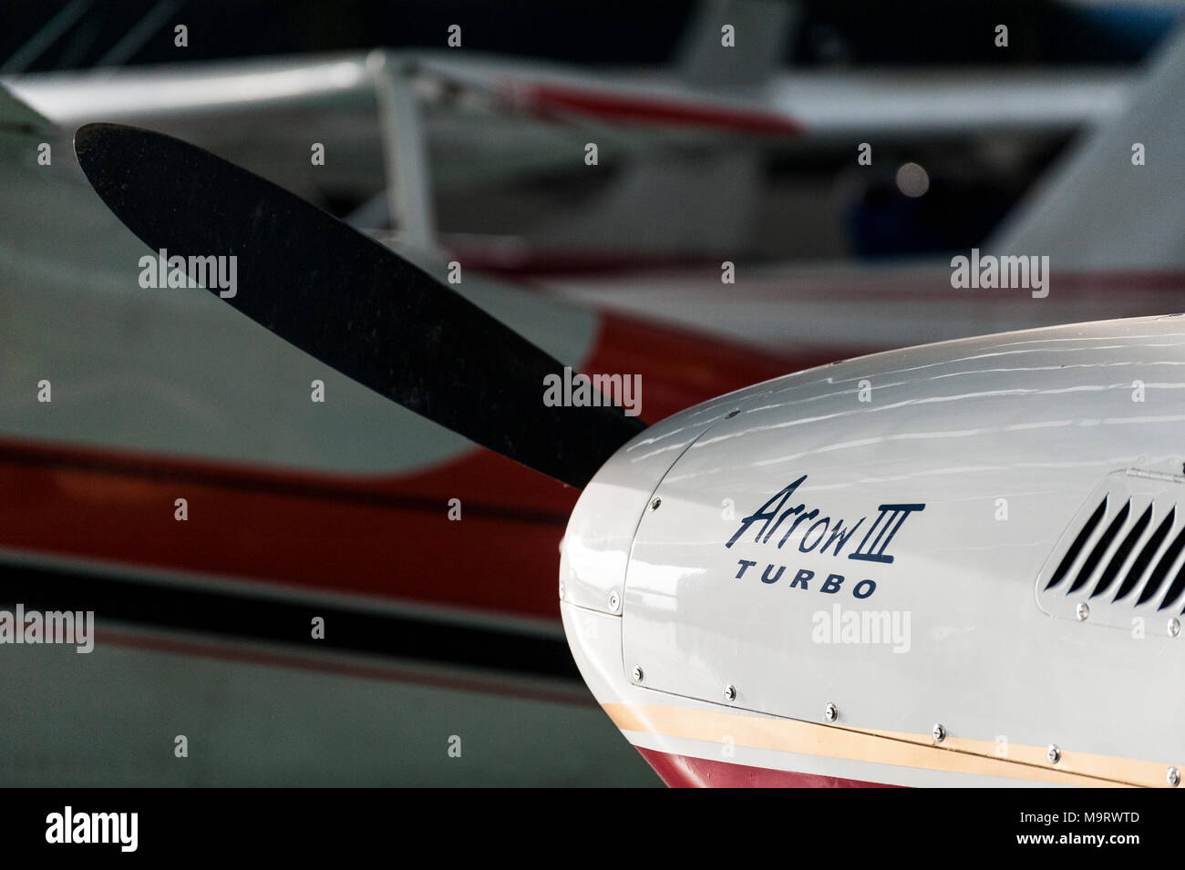 Detail einer Piper Arrow III Serie Rotor in einen Hangar voller general aviation Flugzeuge zu einem argentinischen Flugplatz Stockfoto