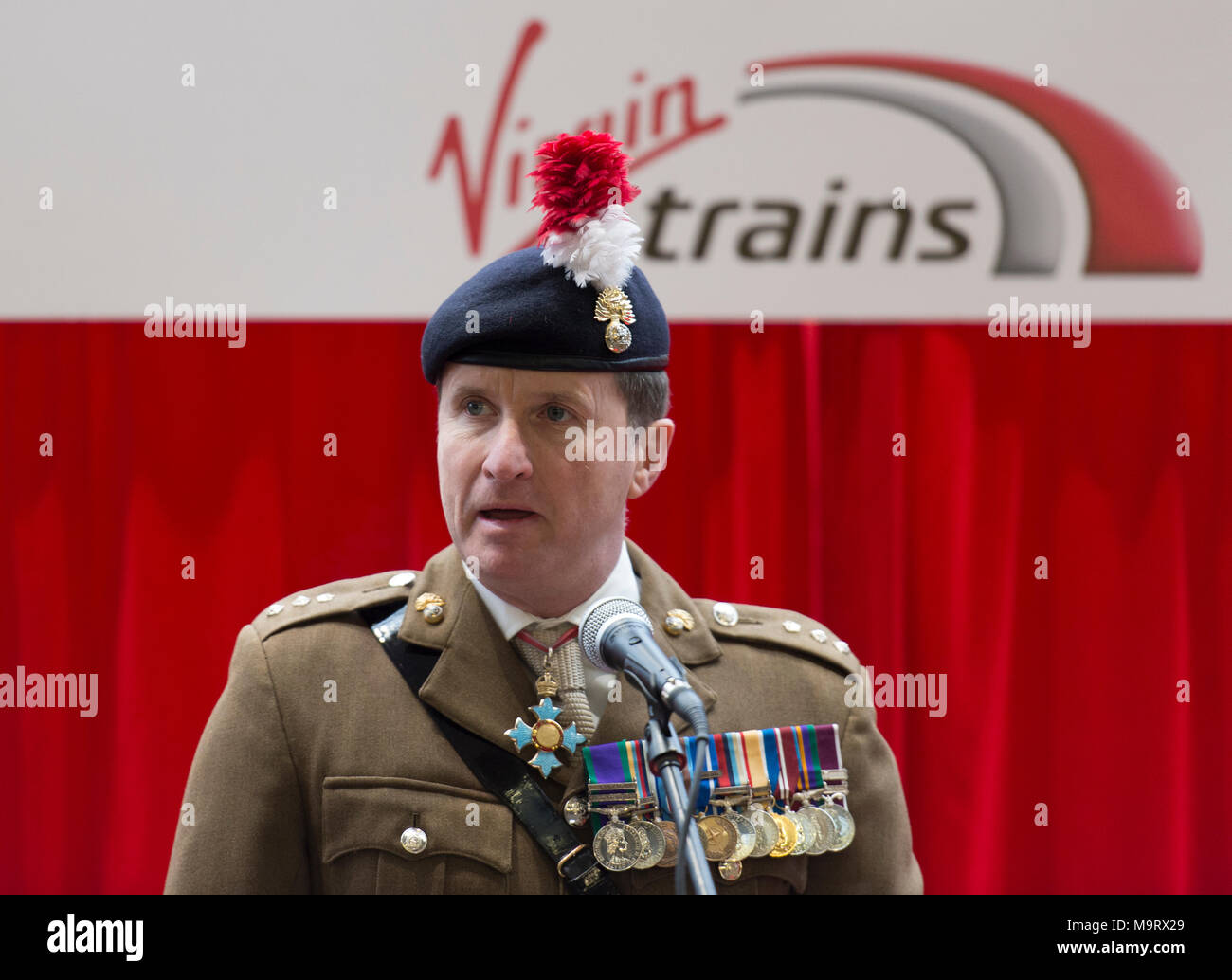 Kings Cross, London, UK. 27. März 2018. Die königliche Regiment von Füsilieren ist mit der Benennung eines Virgin Trains Class 91 Lokomotive geehrt. Stockfoto