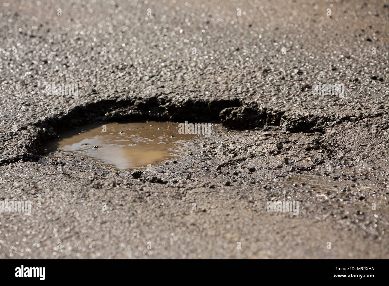 Schlaglöcher, die auf Landstraßen in North Dorset UK entwickelt haben. Stockfoto