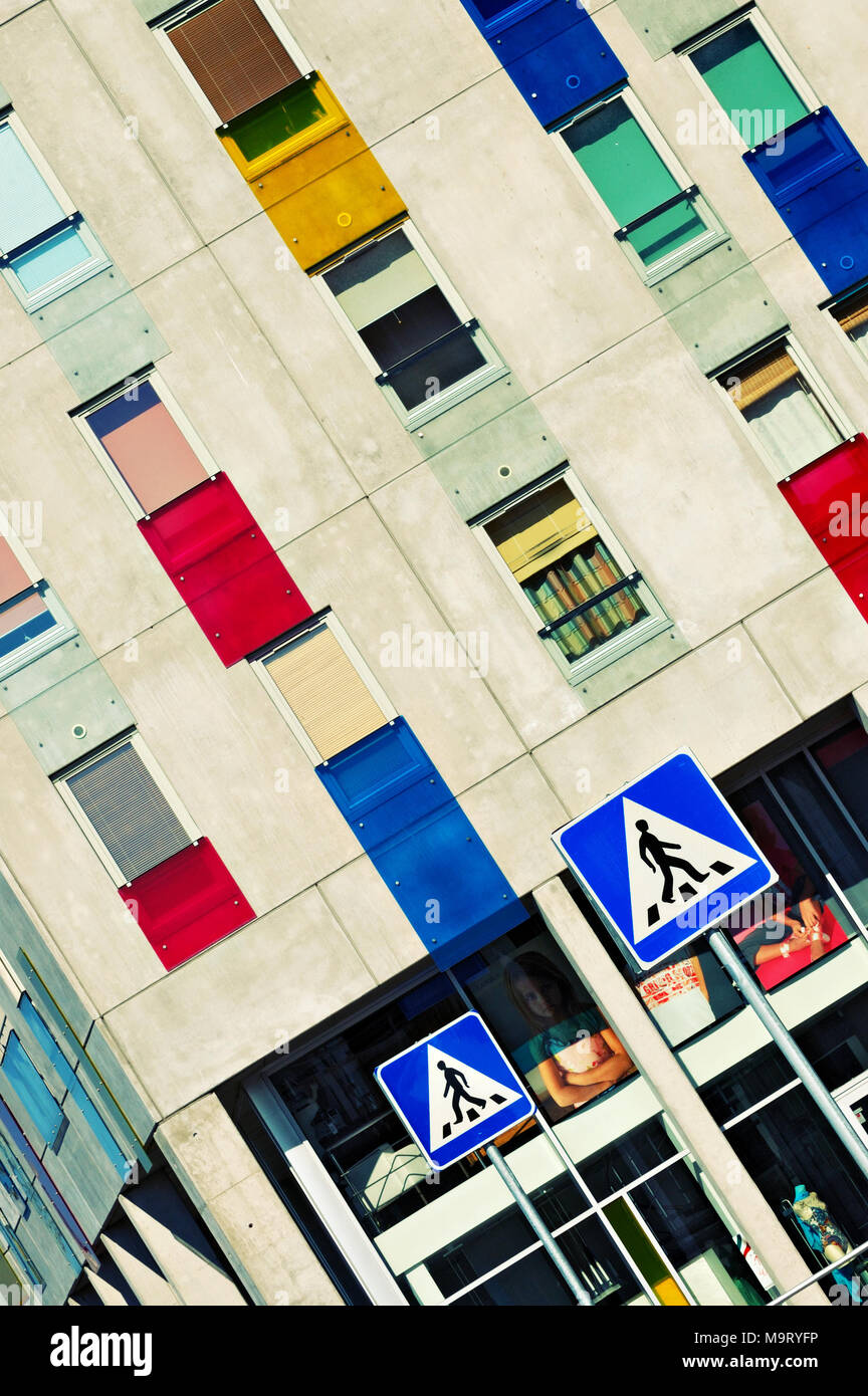 Fußgängerüberweg Zeichen und farbigen modernes Gebäude in Tallinn, Estland Stockfoto