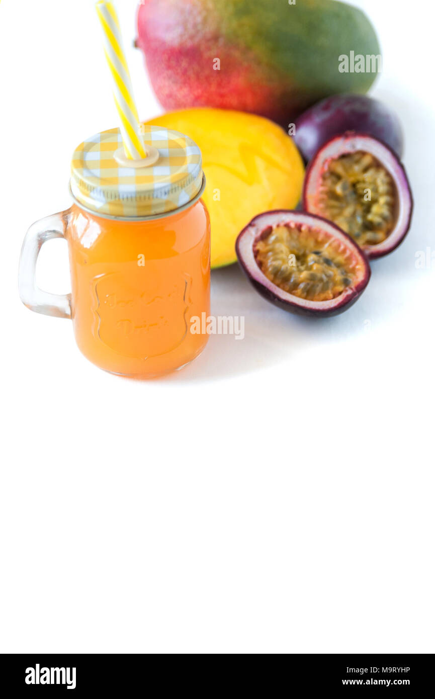 Mango und Passionsfrucht Fruchtsaft in einem Glas. Isolieren Stockfoto