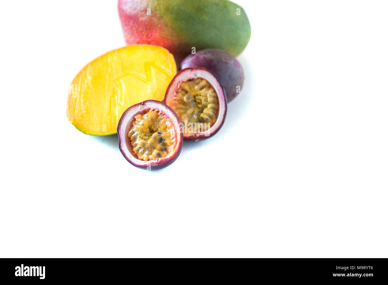 Mango und Passionsfrucht isoliert. Exotische leckere eingestellt Stockfoto