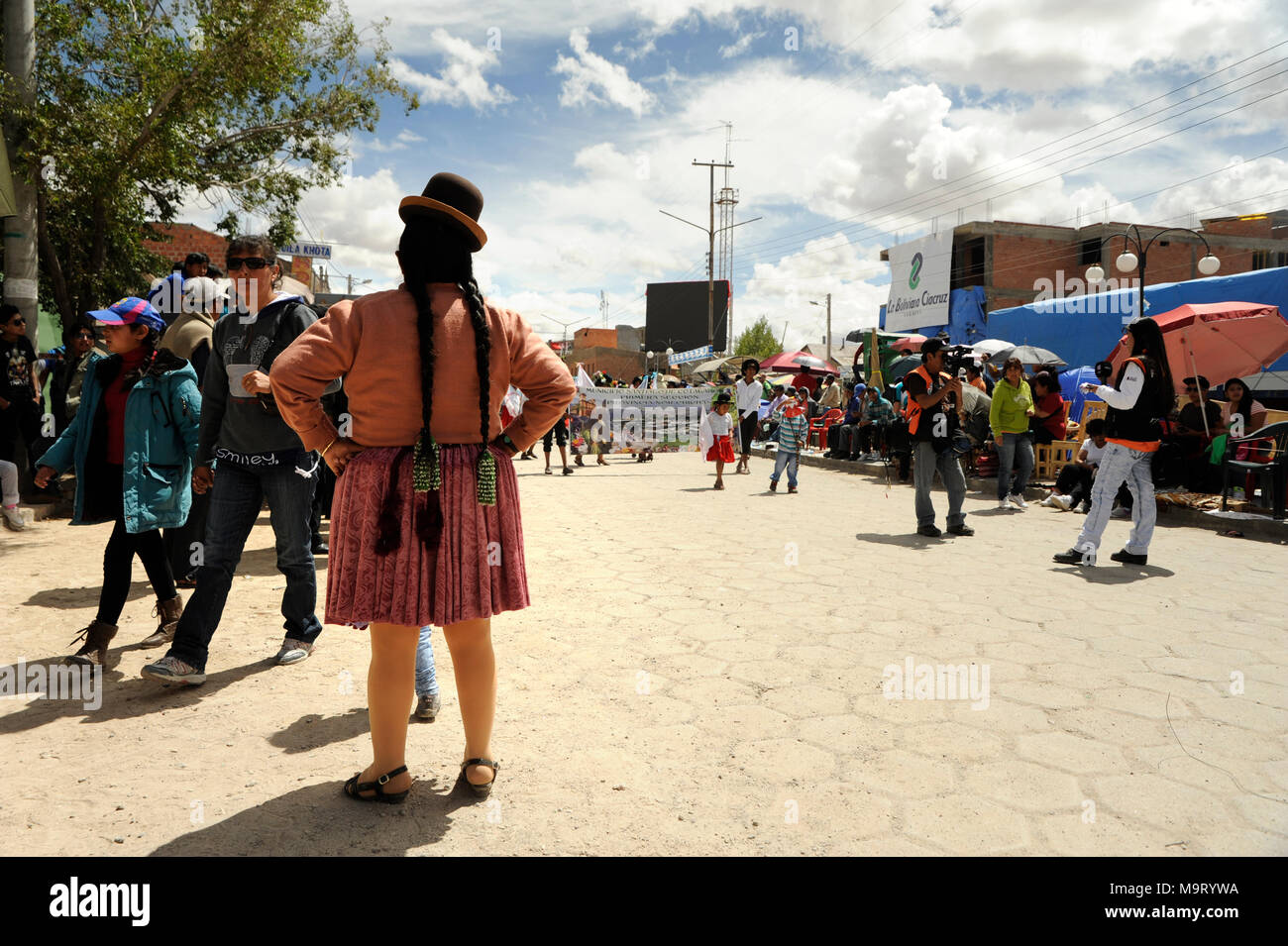Zurück von typischen mittleren Alters bolivianischen Frau mit Hut auf den Straßen von Uyuni, Bolivien Stockfoto