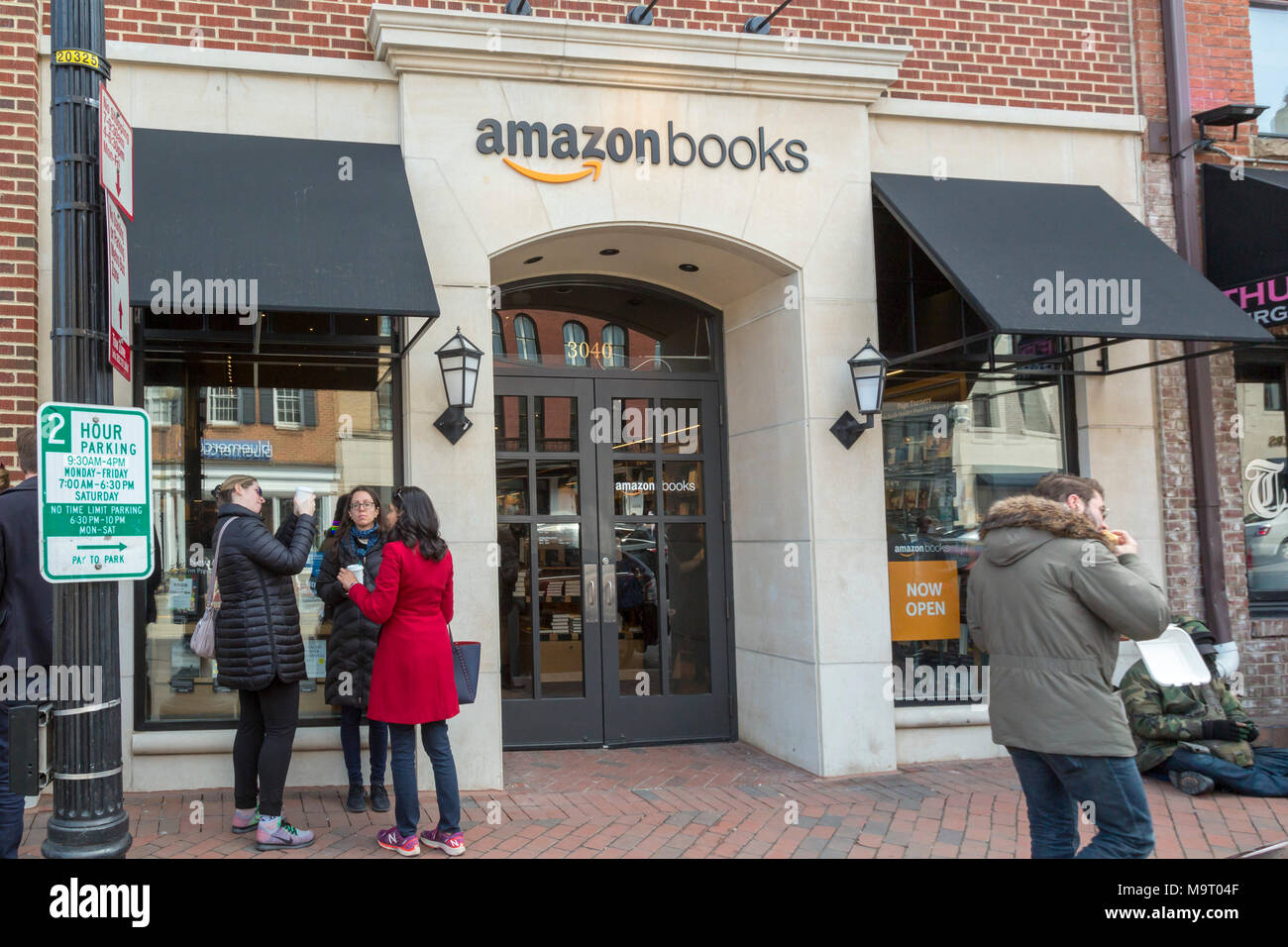 Washington, DC - Amazon's Buchhandlung in Washingtons Stadtteil Georgetown. Der Store eröffnet in einem Barnes & Noble Buchhandlung zu sein. Es Mail-abruf Stockfoto