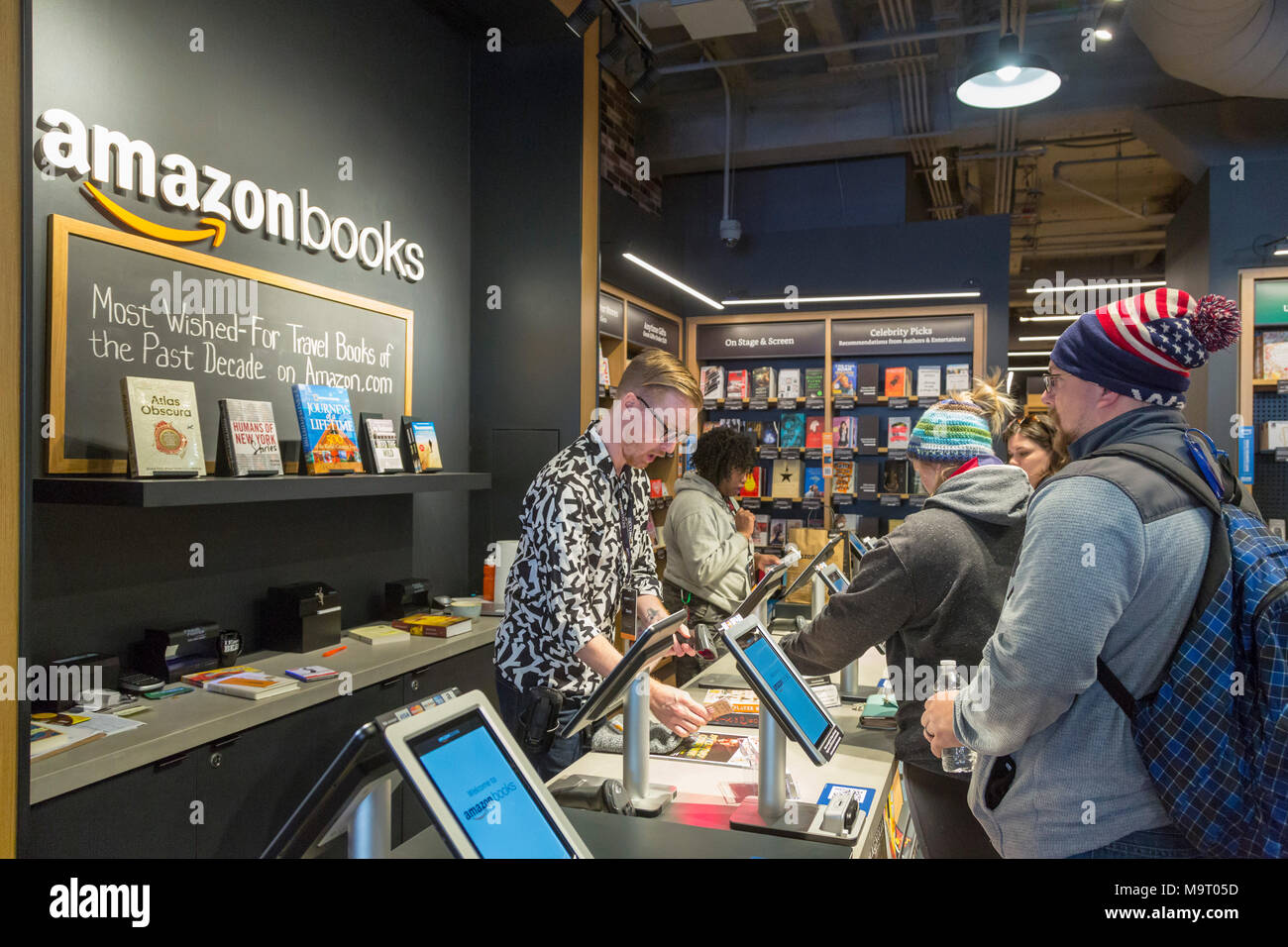 Washington, DC - Kunden kaufen Bücher bei Amazon's Buchhandlung in Washingtons Stadtteil Georgetown. Der Store eröffnet in einem Barnes & Nob. Stockfoto