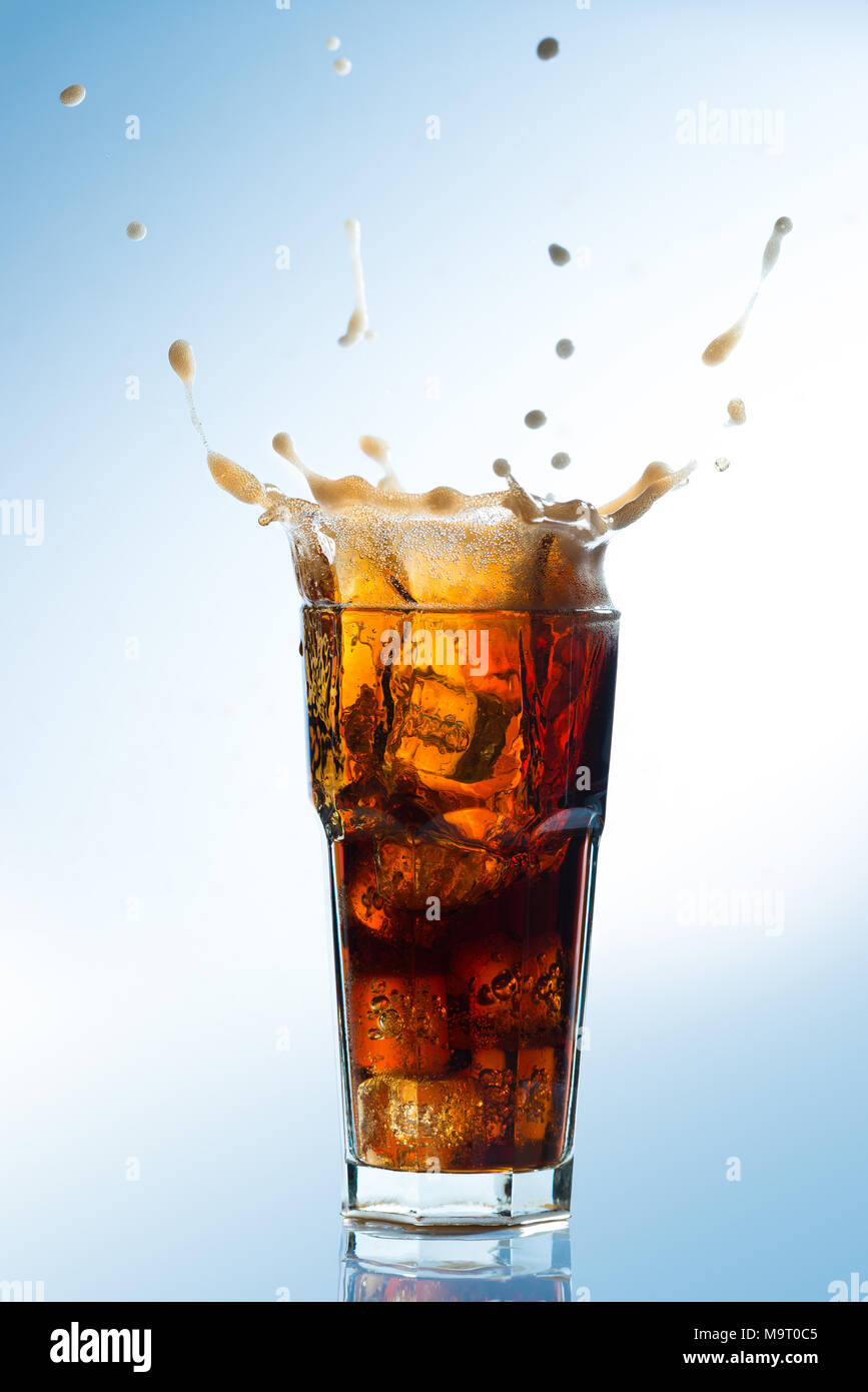 Eis Spritzer auf einem Glas Cola trinken Stockfoto