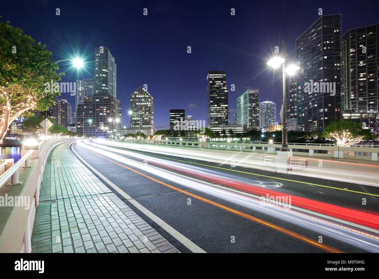 Streifen leuchtet auf Brickell Key Drive mit Brickell Bezirk Skyline, Miami, Florida, USA Stockfoto