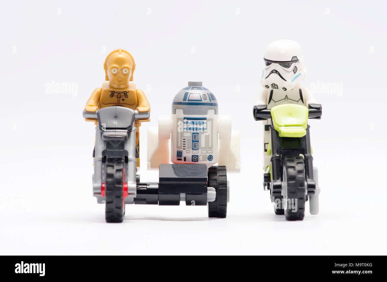 Lego c3po und r2d2 reiten Motorrad mit stormtrooper auf weißem Hintergrund. Stockfoto