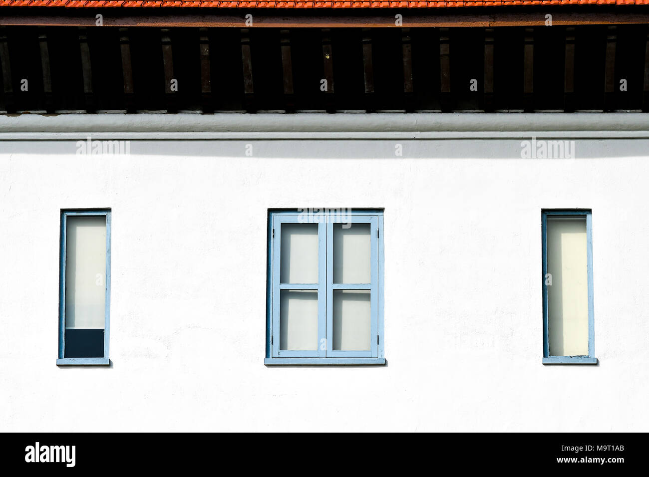 Britische Kolonie Haus blau weiß Windows Stockfoto