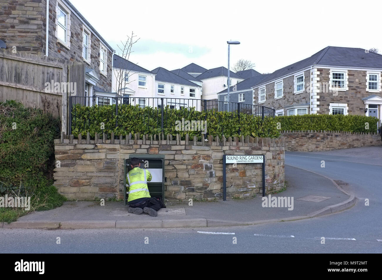 BT Open Reach Ingenieur außerhalb einer Wohnsiedlung in Cornwall arbeiten Stockfoto