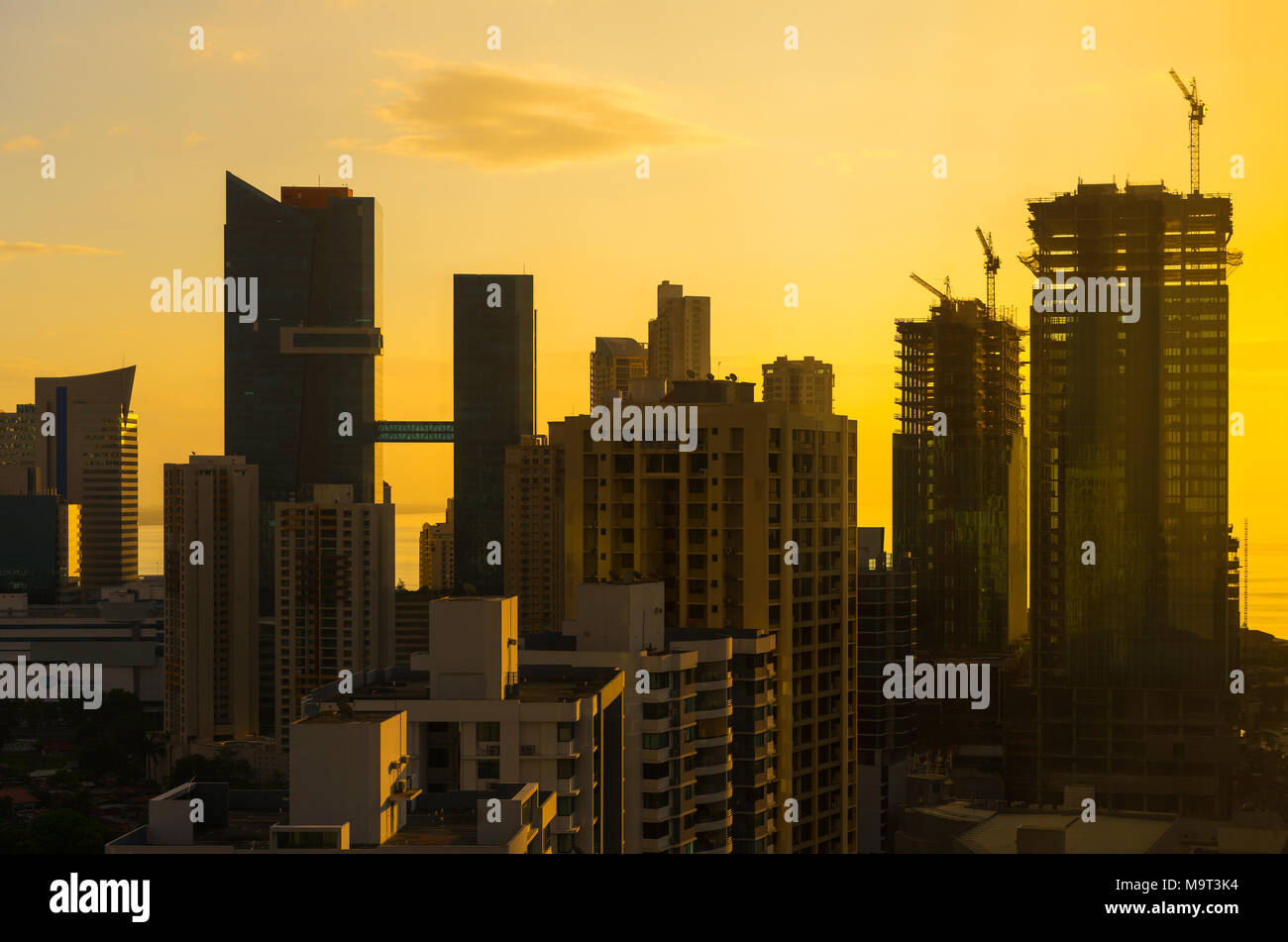 Der Bau von Wolkenkratzern bei Sonnenaufgang im Financial District und der Innenstadt von Panama City, Panama, Mittelamerika. Stockfoto