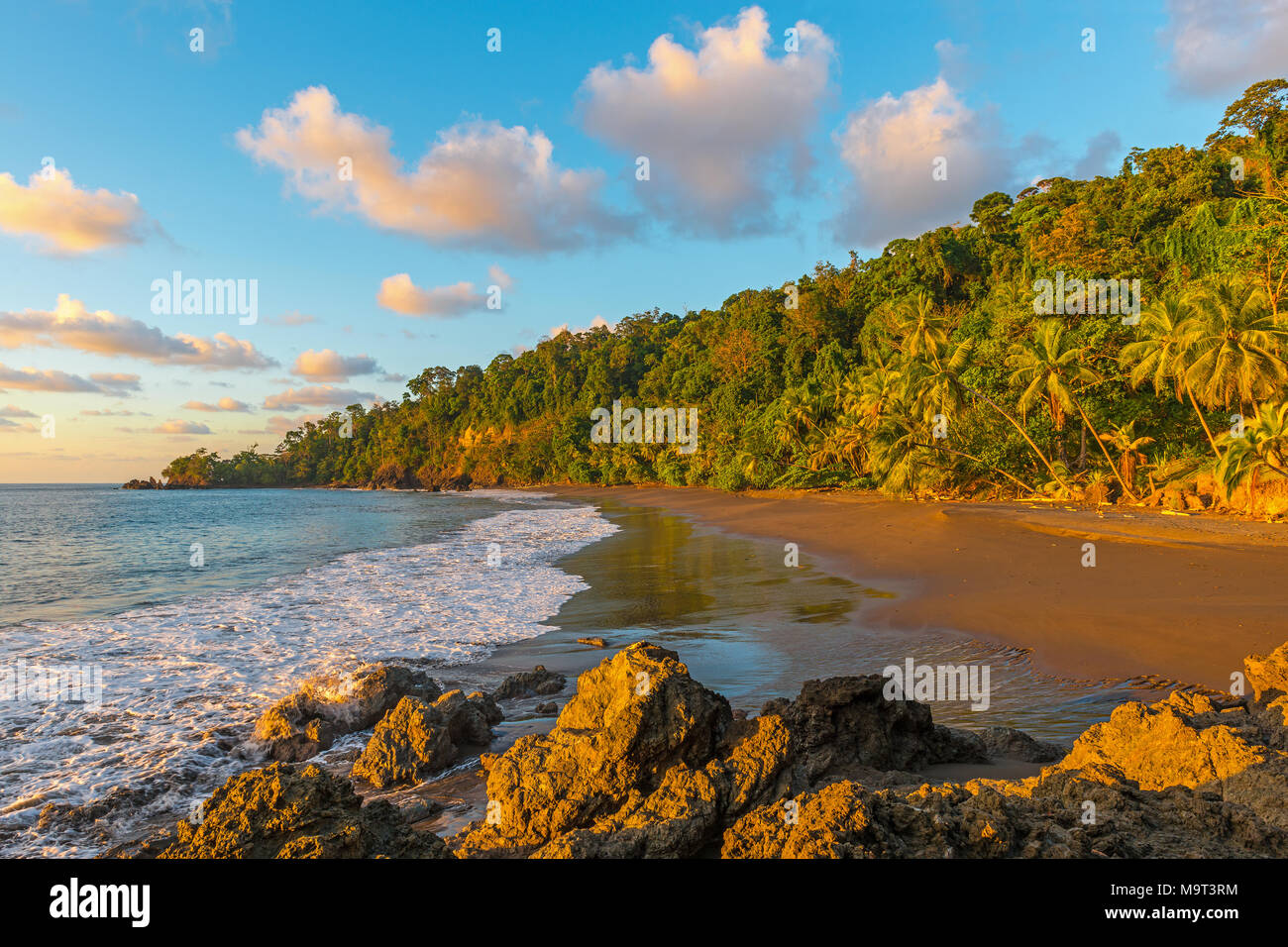 Sonnenuntergang am Pazifischen Ozean und tropischen Regenwald von Corcovado Nationalpark in Costa Rica, Mittelamerika. Stockfoto