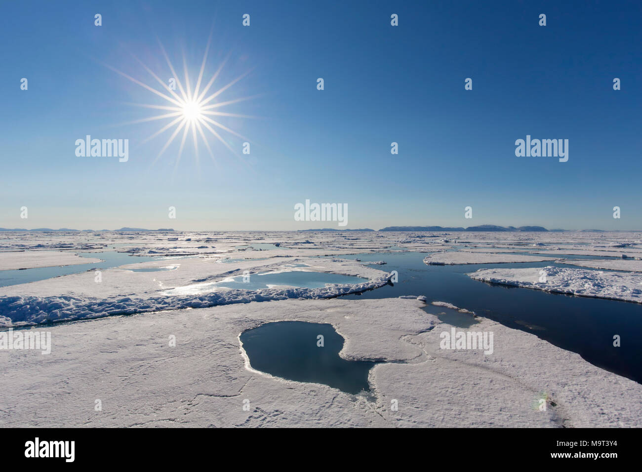 Mitternachtssonne über das Arktische Meer mit treibenden Eisschollen, nördlich des Polarkreises auf Nordaustlandet, Svalbard/Spitzbergen, Norwegen Stockfoto