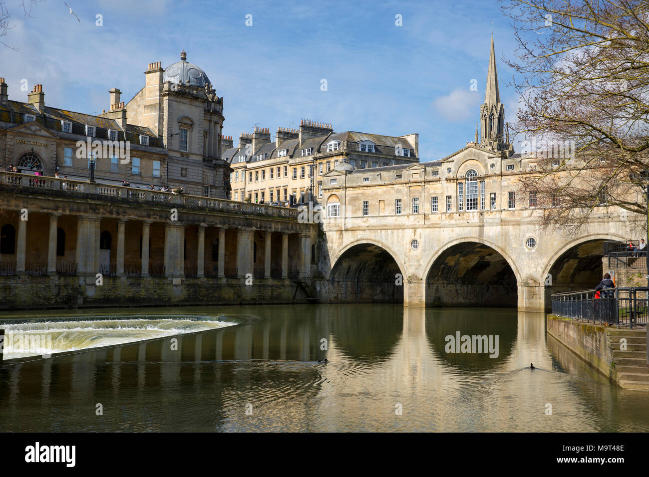 Badewanne, Großbritannien - 26 März, 2018: Great Pulteney Bridge, Pulteney Wehr und den Fluss Avon an einem sonnigen Frühlingstag. Stockfoto