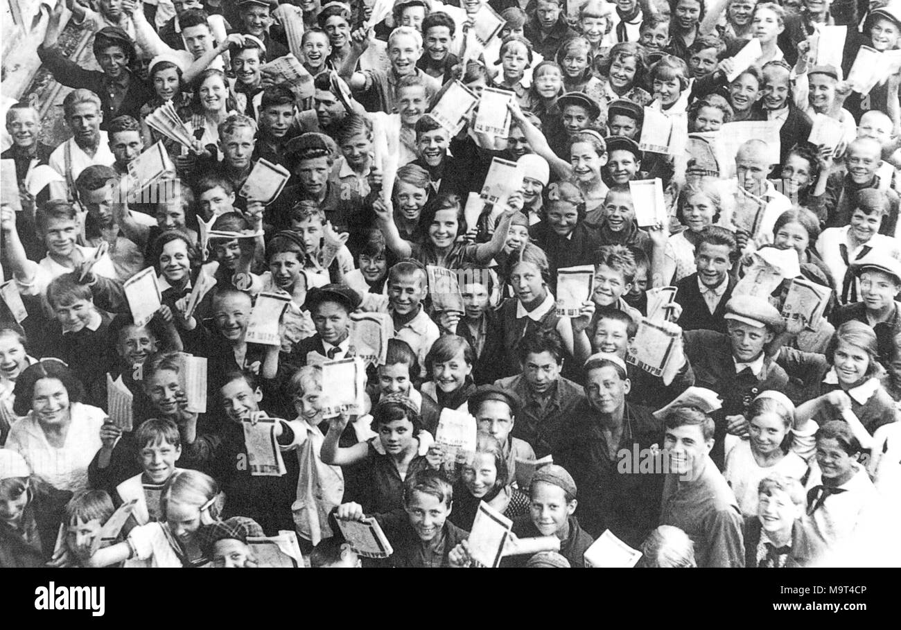 Russische Kinder rekrutiert die sowjetische Regierung Kredite in der 1930er Welle Verträge, die sie unterzeichnet haben, zu verkaufen. Stockfoto