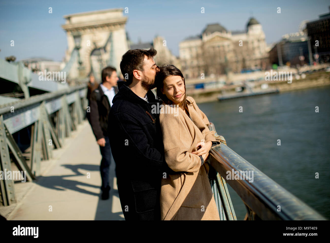 Liebespaar auf der Kettenbrücke, Budapest, Ungarn Stockfoto