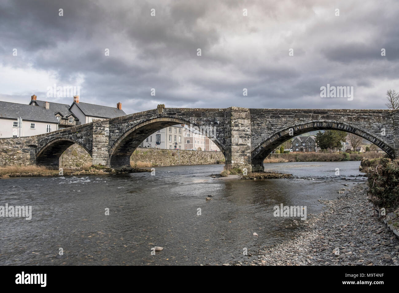 Pont Fawr, eine schmale drei Bogen Steinbrücke in der walisischen Stadt Arlington, North Wales, UK Stockfoto