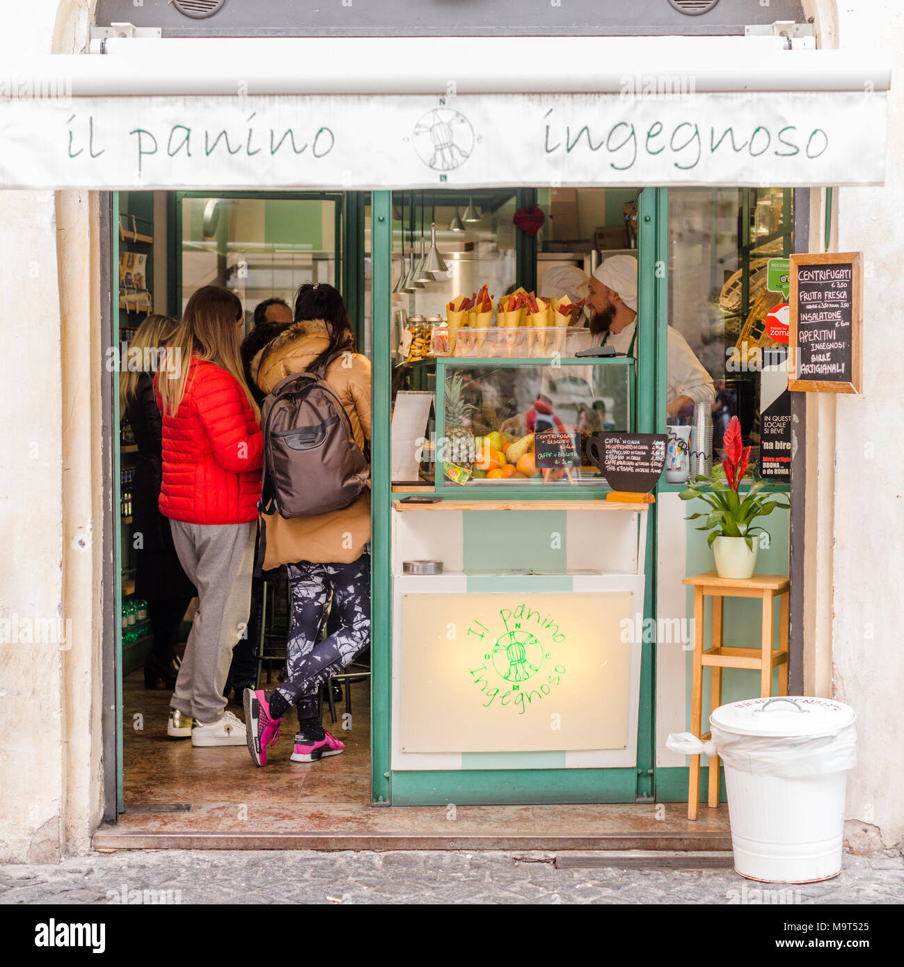 Il Panino Ingegnoso ist ein Panini Cafe auf der Piazza di Pietra, Rom, Latium, Italien. Stockfoto