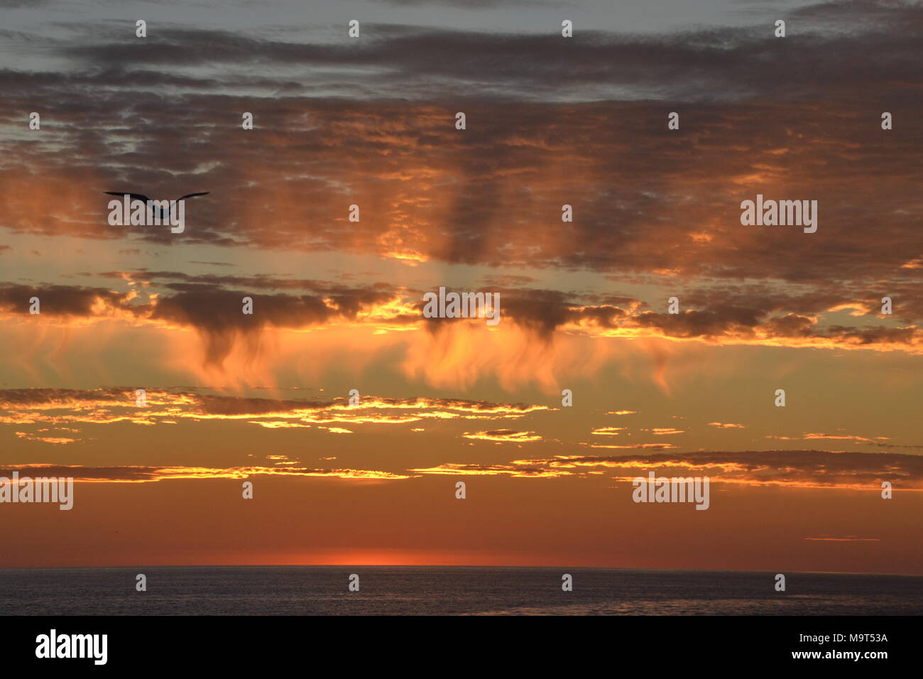 Fabelhafter und wunderschöner Sonnenuntergang auf dem mittelmeer Stockfoto