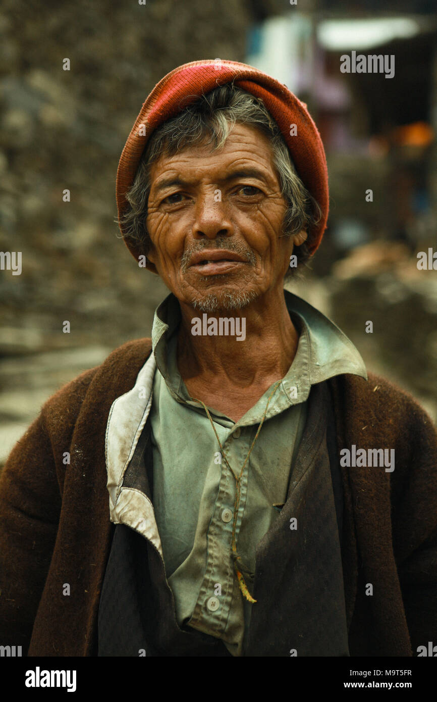 Ein alter einheimischer Mann in einem Dorf gesehen. Die Tamangs sind eine Gruppe von Menschen aus ethnischen Minderheiten vor allem leben in Nepal. Die Bevölkerung wird auf rund 1,5 Millionen im Jahr 2016 geschätzt. Stockfoto