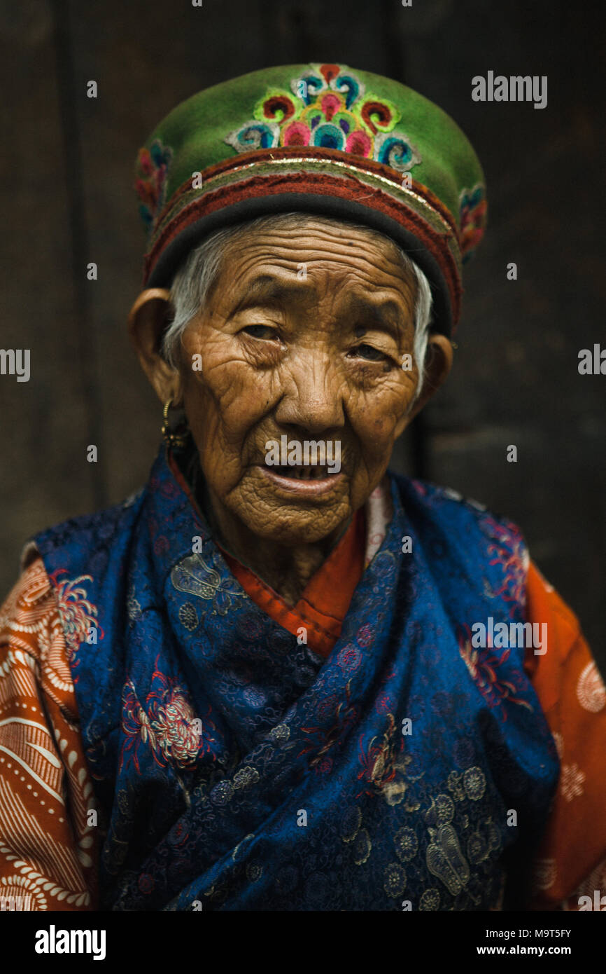 Alte Einheimischer Frau dargestellt in Ihrem Haus. Die Tamangs sind eine Gruppe von Menschen aus ethnischen Minderheiten vor allem leben in Nepal. Die Bevölkerung wird auf rund 1,5 Millionen im Jahr 2016 geschätzt. Stockfoto