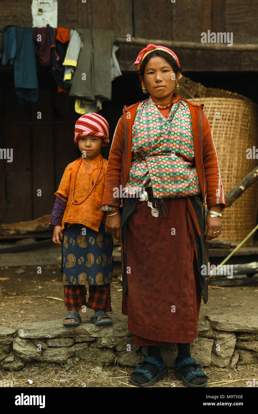 Einheimischer Frau mit Kind vor dem Haus Eingang. Die Tamangs sind eine Gruppe von Menschen aus ethnischen Minderheiten vor allem leben in Nepal. Die Bevölkerung wird auf rund 1,5 Millionen im Jahr 2016 geschätzt. Stockfoto
