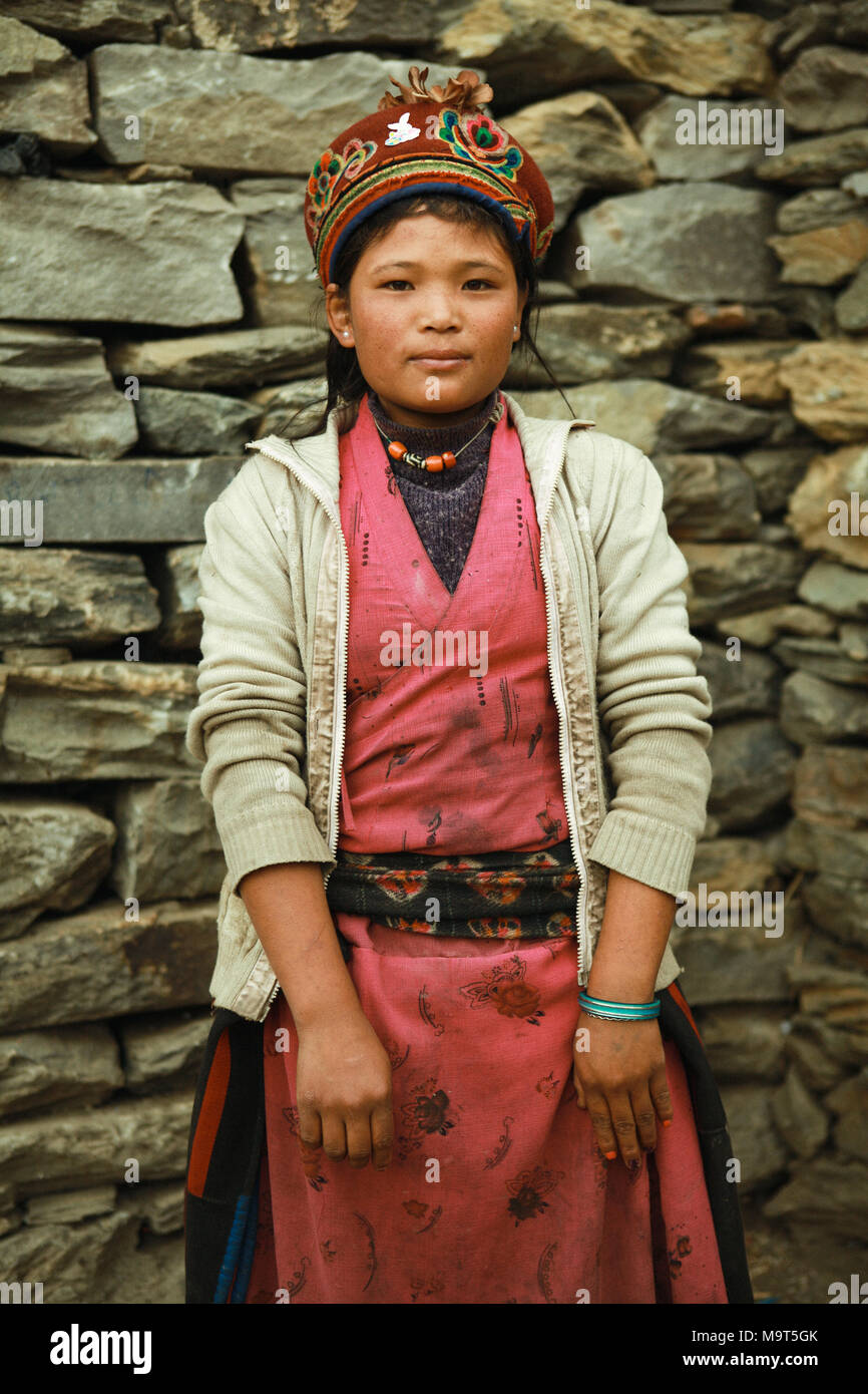 Junger Einheimischer Frau in traditioneller Kleidung. Die Tamangs sind eine Gruppe von Menschen aus ethnischen Minderheiten vor allem leben in Nepal. Die Bevölkerung wird auf rund 1,5 Millionen im Jahr 2016 geschätzt. Stockfoto
